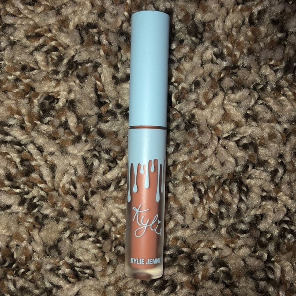 Kylie Jenner NO PEEKING velvet lip